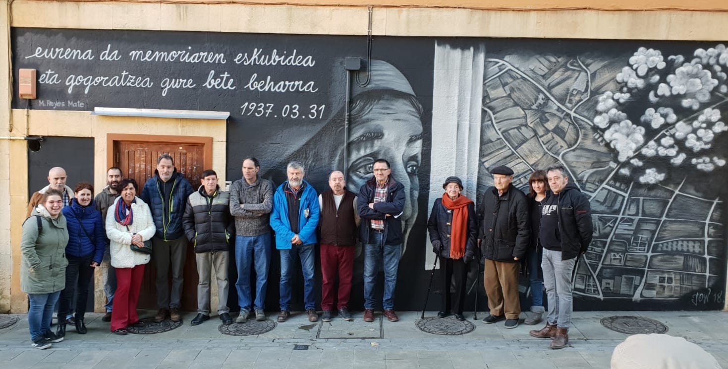 Elorrioko bonbardaketa gogoratzeko murala marraztu dute
