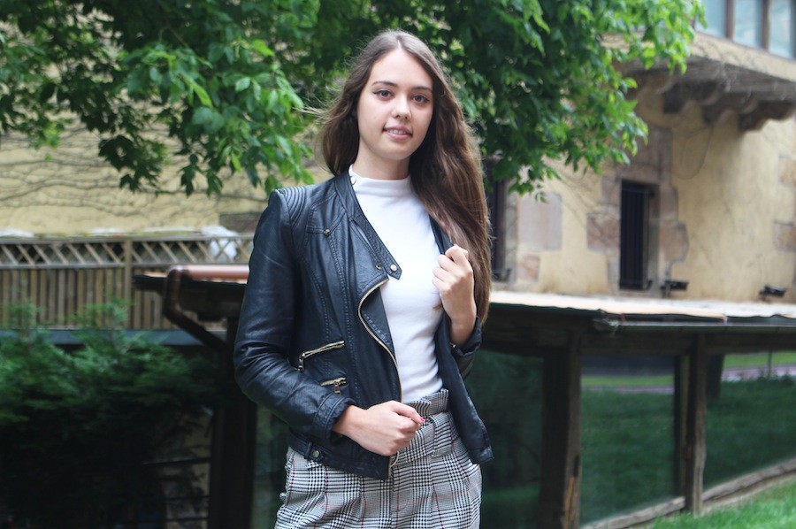 “Fisiko bat ez ezik, oinak lurrean izatea funtsezkoa da modeloa izateko”