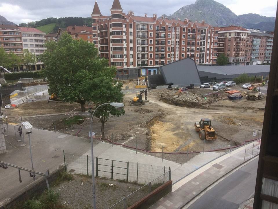 Tren geltokiko lurretan "legez kanpoko obrak" egin direla dio Herriaren Eskubideak
