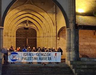[ARGAZKI GALERIA]: Gazako genozidioa salatu eta Palestinari elkartasuna adierazi diote Elorrion