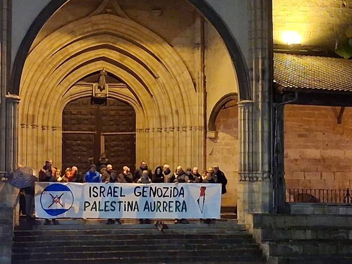 [ARGAZKI GALERIA]: Gazako genozidioa salatu eta Palestinari elkartasuna adierazi diote Elorrion