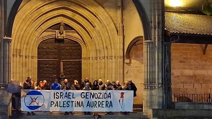 [ARGAZKI GALERIA]: Gazako genozidioa salatu eta Palestinari elkartasuna adierazi diote Elorrion