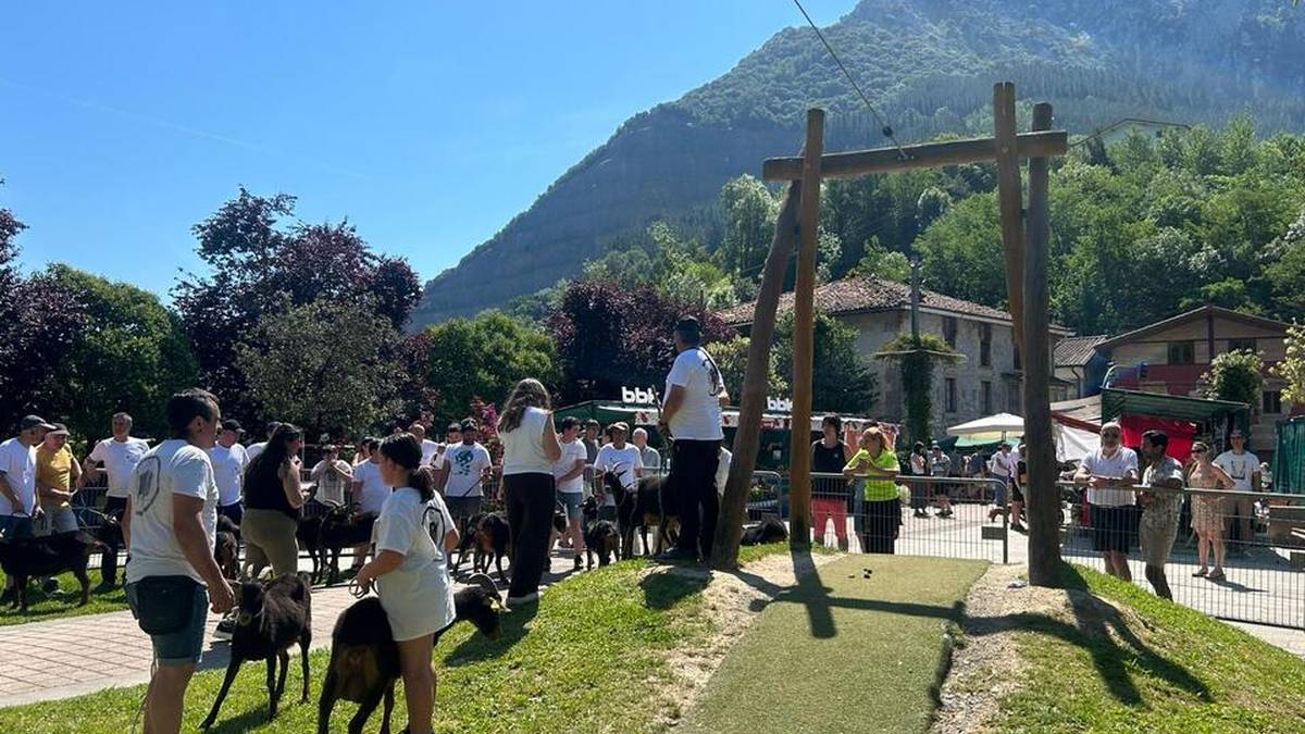[ARGAZKI GALERIA] Giro ederrean ospatu zuten atzo Mañariko Euskal Azoka