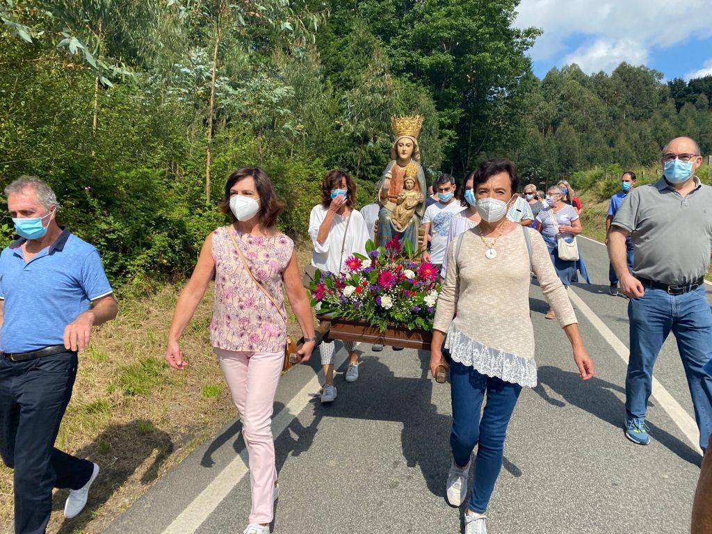 Goiuriako ermitako Ama Birjina emakumeek ere eraman dute prozesioan lehenengo aldiz