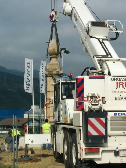 Arriandiko monolitoa lekuz aldatu dute asteburuan