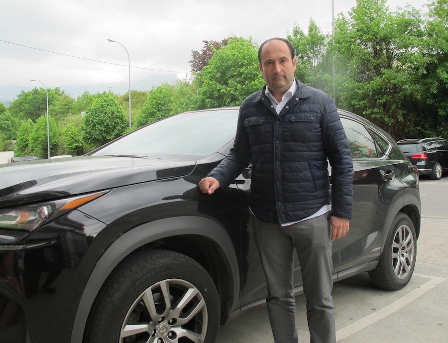 "Auto hibridoak erabiltzea gozamena da; etorkizunean, auto ekologikoak baino ezingo dira ibili hirietan"