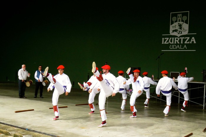 Dantzariak eta bertsolariak Izurtzako jaien amaieran - 3