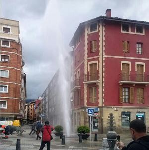 Hodi bat apurtu da Balbino Garitaonandia plazan