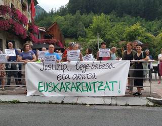 Elkarretaratzeak egin dituzte Espainiako Auzitegi Gorenaren azken epaia salatzeko