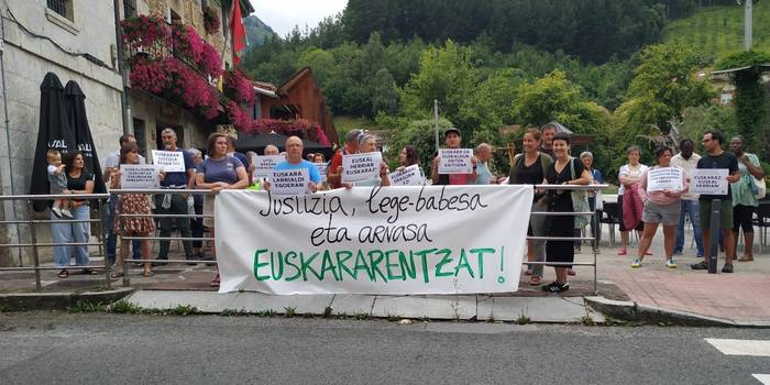 Elkarretaratzeak egin dituzte Espainiako Auzitegi Gorenaren azken epaia salatzeko