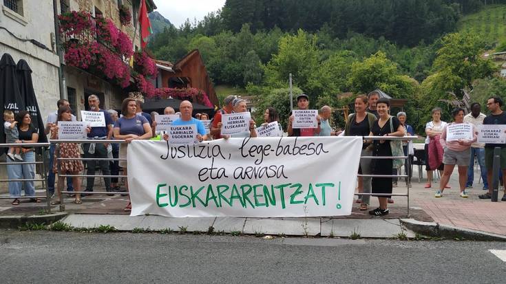 Elkarretaratzeak egin dituzte Espainiako Auzitegi Gorenaren azken epaia salatzeko