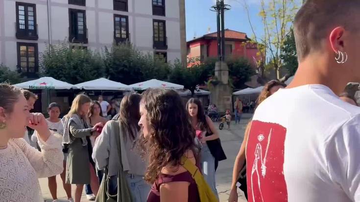[BIDEOA] Eraso matxistarik gabeko jaiak aldarrikatzeko, mosaikoa egin dute Elorrixoko Kaliak Hartu kolektiboko kideek