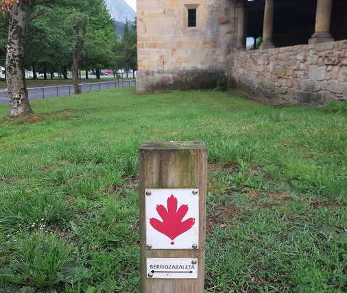 Indartu eta eguneratu egin dira Elorrion naturbideetako seinaleak