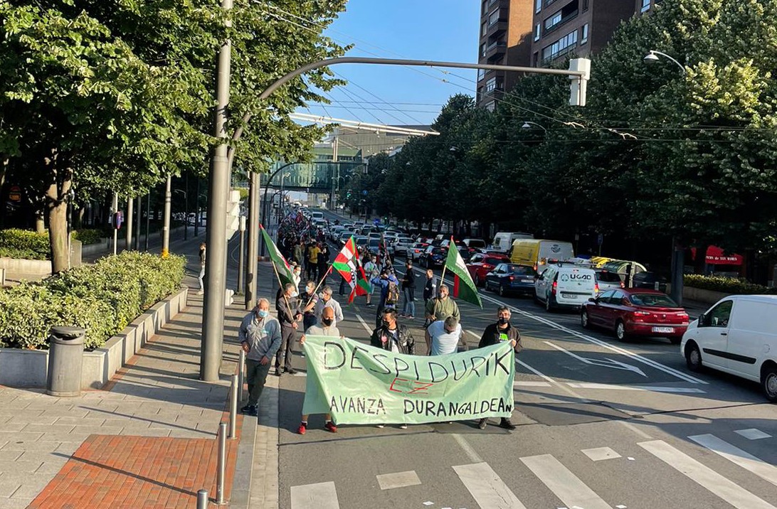 Bizkaibuseko beharginek 24 orduko greba hasi dute langile biren kaleratzea salatzeko