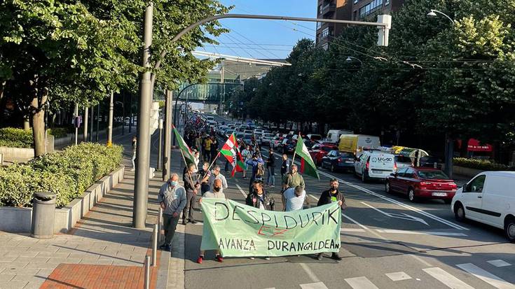 Bizkaibuseko beharginek 24 orduko greba hasi dute langile biren kaleratzea salatzeko