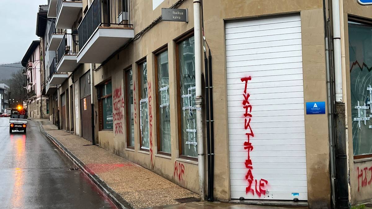 Elorrioko Udalak Excavaciones Azkarretaren bulegoari egindako erasoa gaitzetsi du