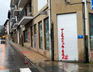 Elorrioko Udalak Excavaciones Azkarretaren bulegoari egindako erasoa gaitzetsi du