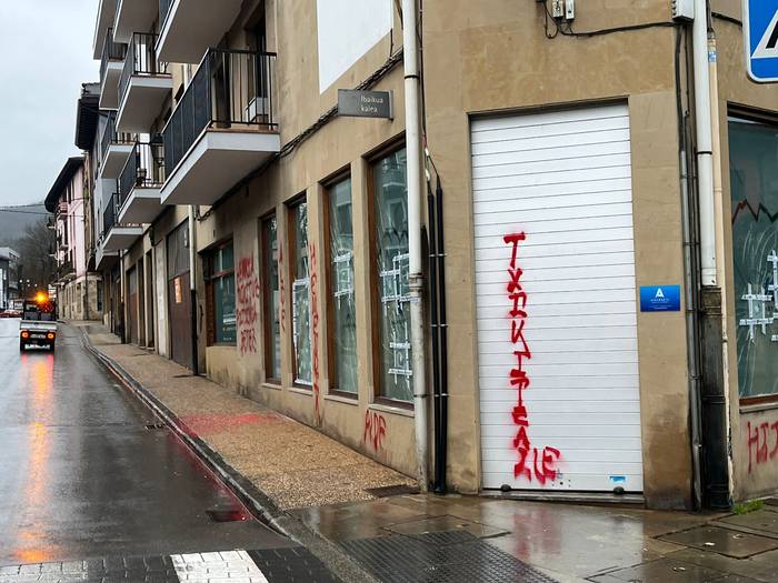 Elorrioko Udalak Excavaciones Azkarretaren bulegoari egindako erasoa gaitzetsi du