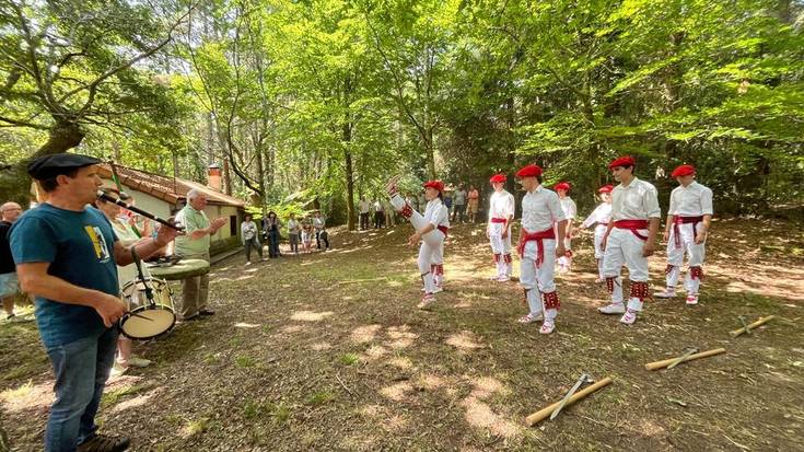 [ARGAZKI GALERIA]: Dantzariak eta luntxa San Juan eguna ospatzeko Mañarian