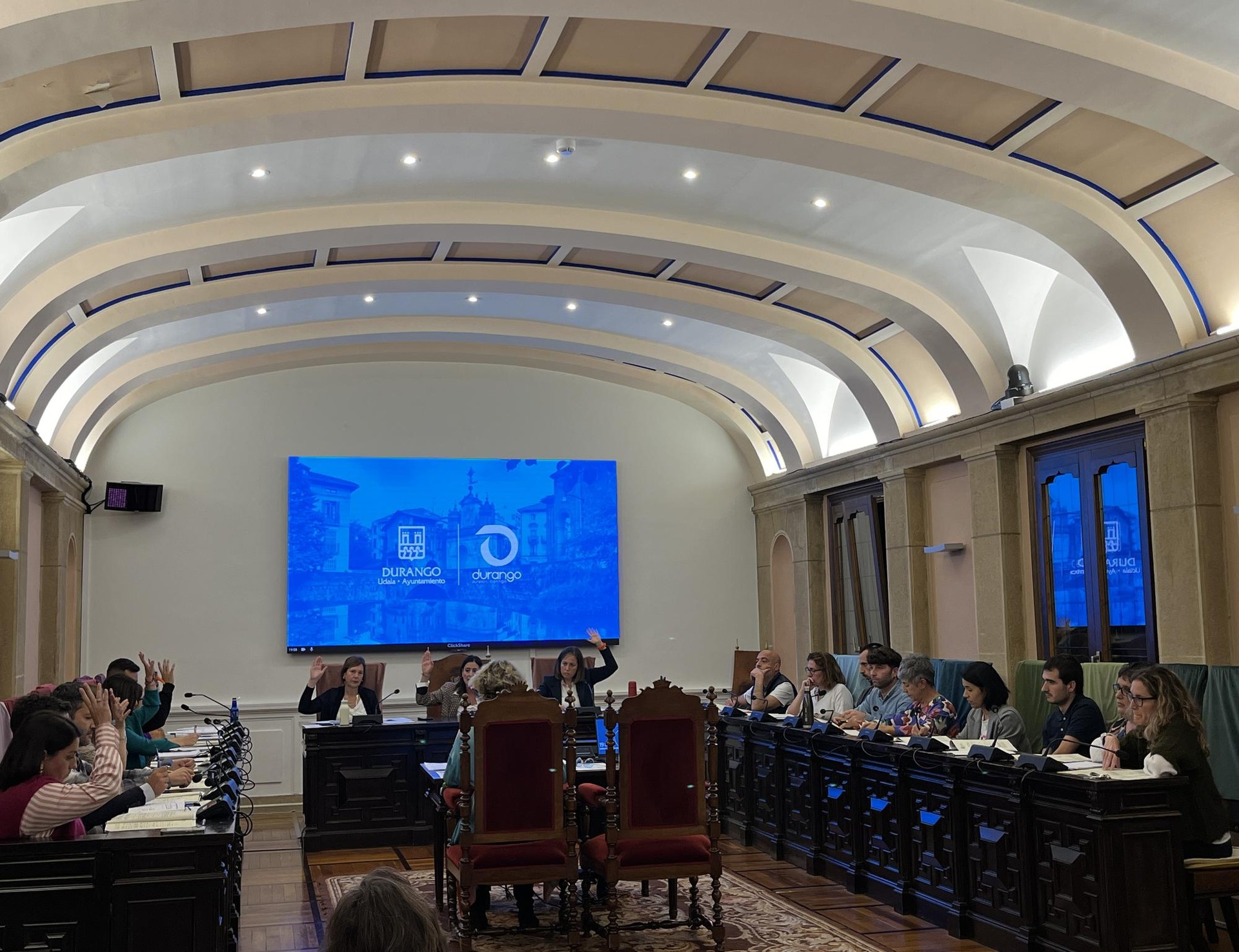 Alkatearen kalitatezko botoa baliatu dute Durangon, ordenantza fiskal berriak onartzeko