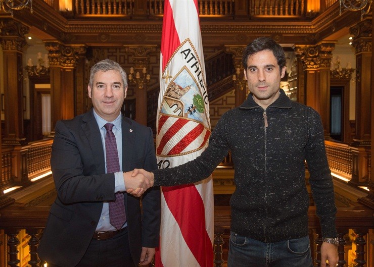 Xabier Etxeitak kontratua berritu du Athleticekin