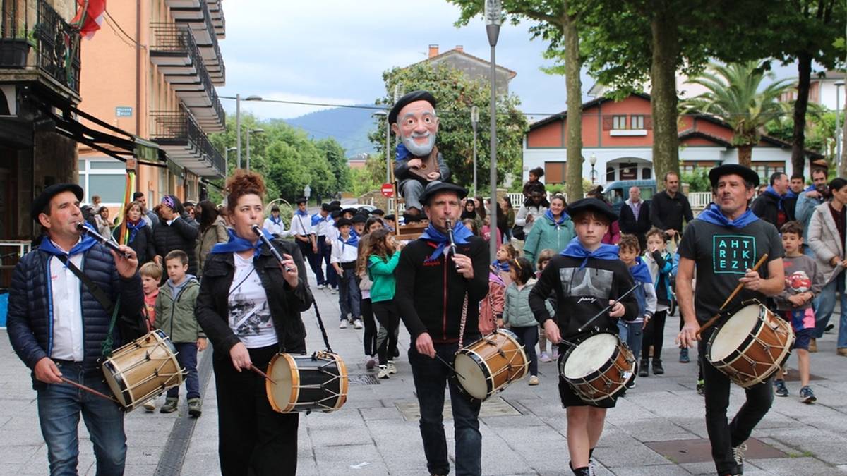 [ARGAZKI GALERIA]: Gerbasen kalejiragaz eta dantzarien azken entseguagaz hasi dituzte santrokazak