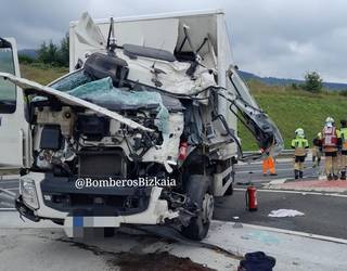 Bi kamioiren arteko istripu larria dela eta, N-634 errepidea zarratuta dago San Antonion