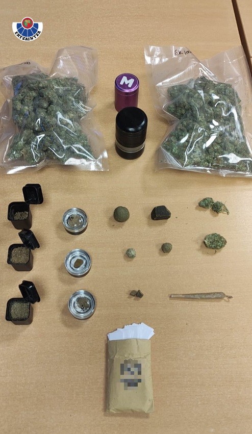 Izurtzan gidari bat atxilotu dute trafikoko kontrol batean marihuana eta haxixa edukitzeagatik