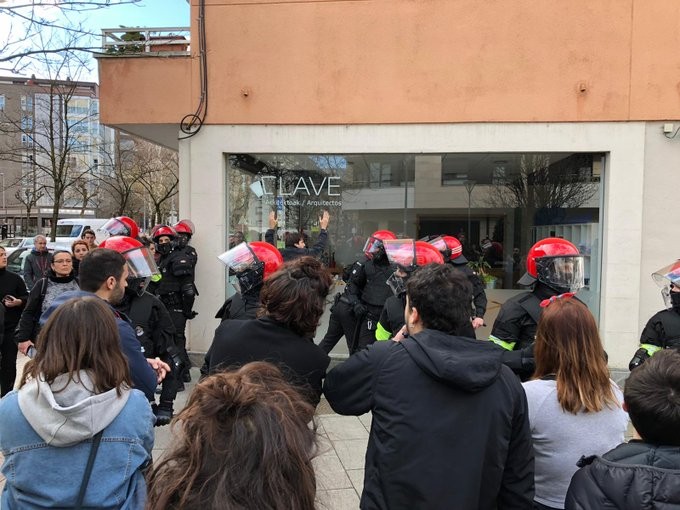 Elkarretaratzea deitu du eguaztenerako Euskal Herrian Euskarazek