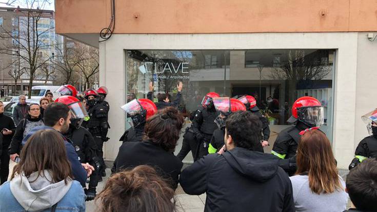 Elkarretaratzea deitu du eguaztenerako Euskal Herrian Euskarazek
