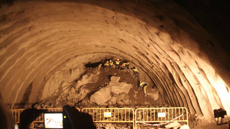 Gerediaga-Elorrio autobideko Gaztelua II tunela zulatzea amaitu dute