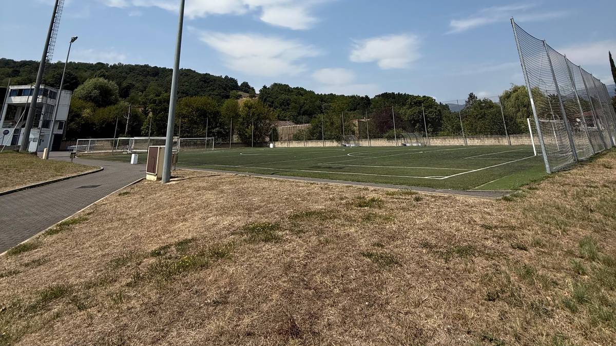 Durangon Tabirako futbol-7 zelaiko belarra berrituko dute abuztuan eta mantentze lanak egingo dituzte  Landako II igerilekuan