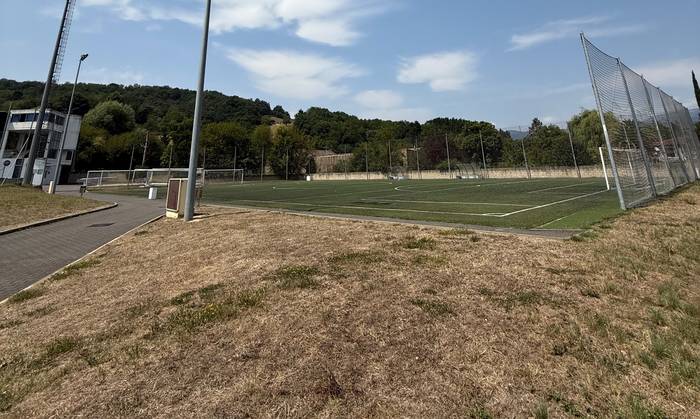 Durangon Tabirako futbol-7 zelaiko belarra berrituko dute abuztuan eta mantentze lanak egingo dituzte  Landako II igerilekuan