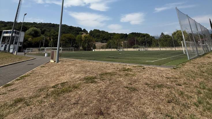 Durangon Tabirako futbol-7 zelaiko belarra berrituko dute abuztuan eta mantentze lanak egingo dituzte  Landako II igerilekuan