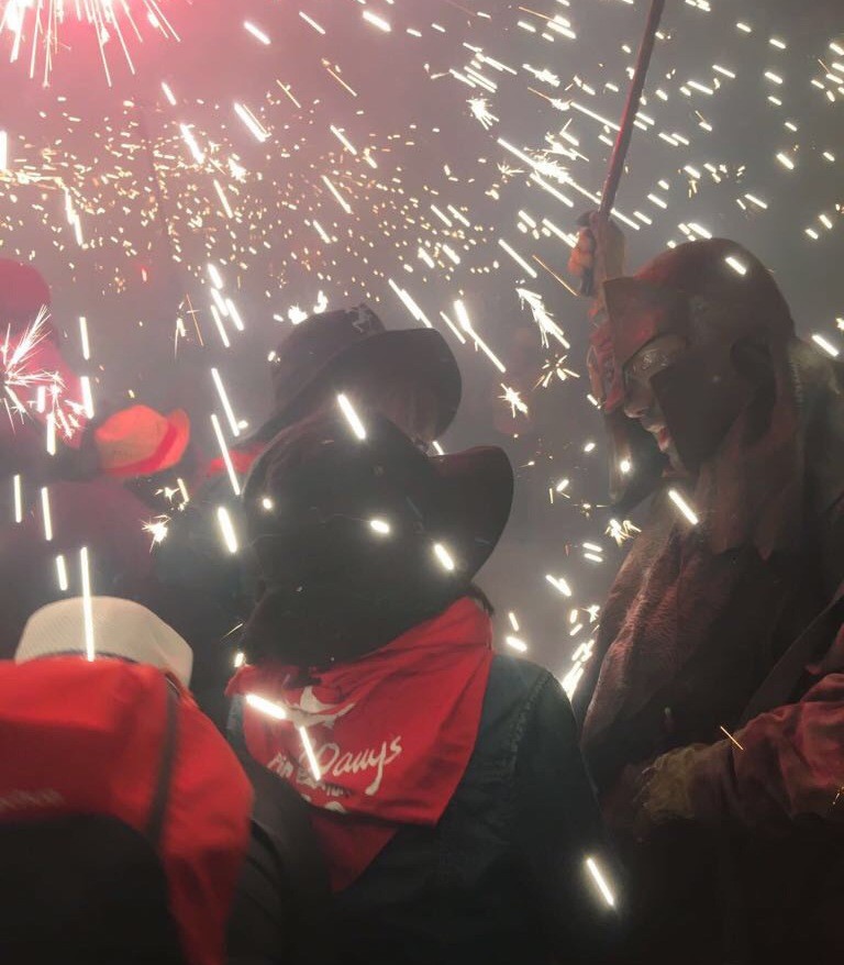 Bengala eta suziriek argitutako gaua eskainiko du Oloteko Els Diables de la Gradera taldeak