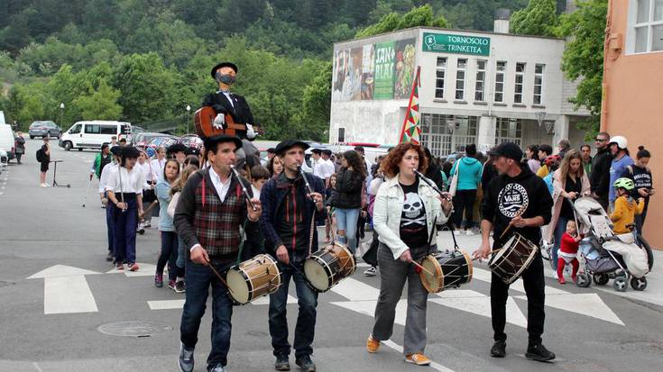 [ARGAZKI GALERIA]: Dantzarien azken entseguagaz eta Gerbasen kalejiragaz hasi dituzte San Trokazak Abadiñon