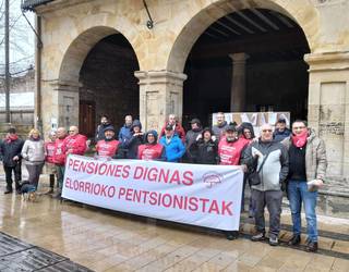 Mediku falta salatu dute Elorrioko pentsiodunek