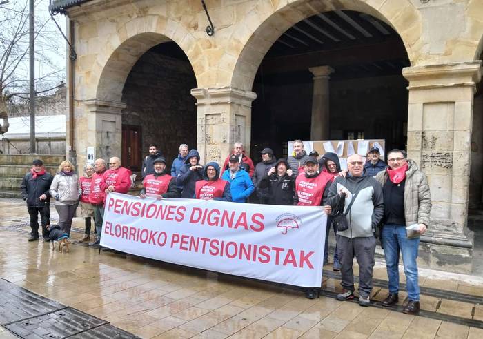Mediku falta salatu dute Elorrioko pentsiodunek