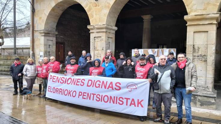 Mediku falta salatu dute Elorrioko pentsiodunek
