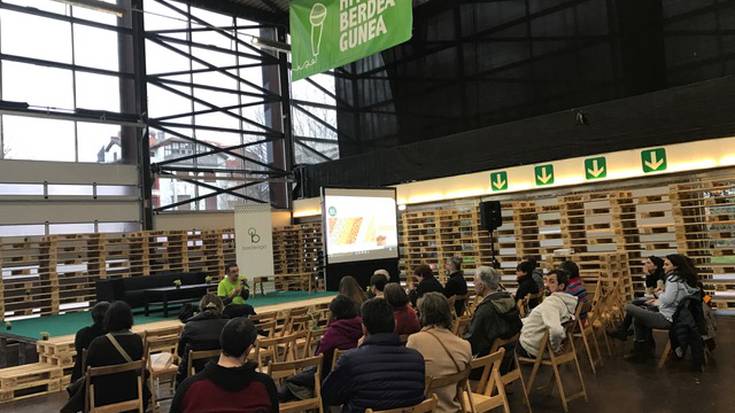 Produktu ekologiko eta naturalen topagune izan da Berdeago azoka, asteburuan