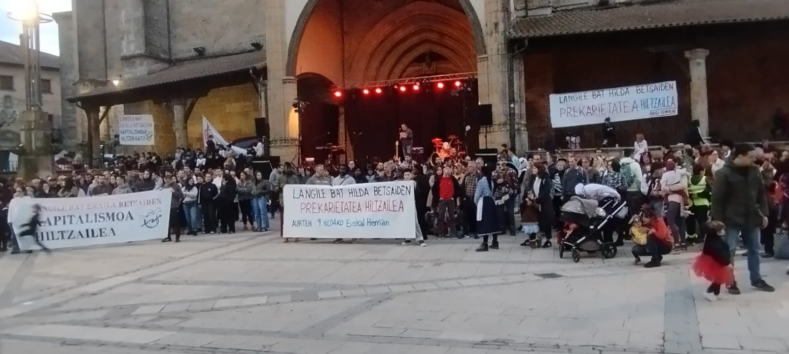 Ehunka lagun batu dira Elorrion gertatutako lan istripua salatzeko elkarretaratzean