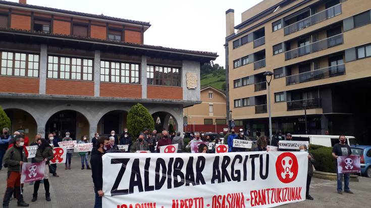 Jaurlaritzak Joaquin Beltranen gorpuzkiak topatzeko lanak eten dituela salatzeko manifestazioa egin dute Zaldibarren