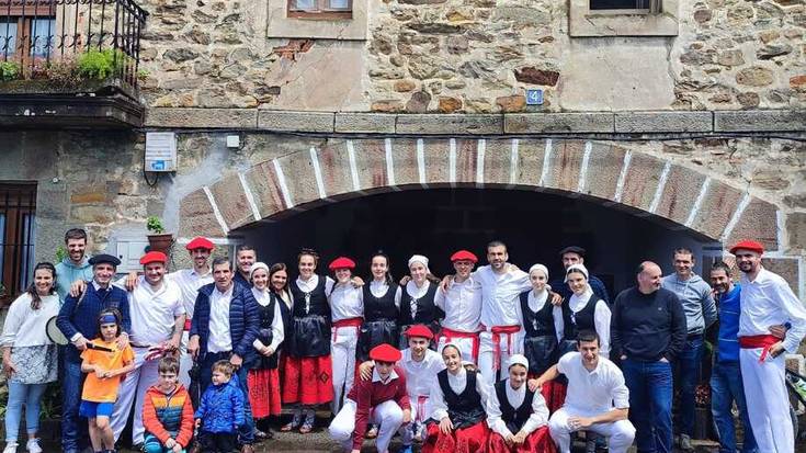 [ARGAZKI GALERIA]: Abadiñarrek dantzarien saioagaz ekin diote San Trokaz egunari