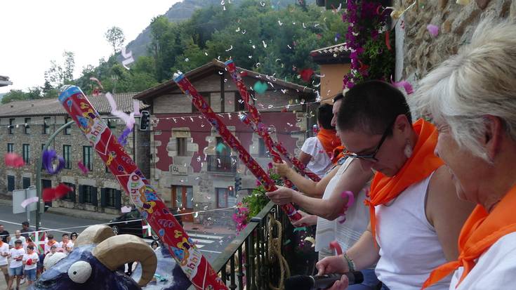 [ARGAZKI GALERIA] Abian dira Mañariko jaiak Kirikiño abesbatzak botatako txupinazoagaz