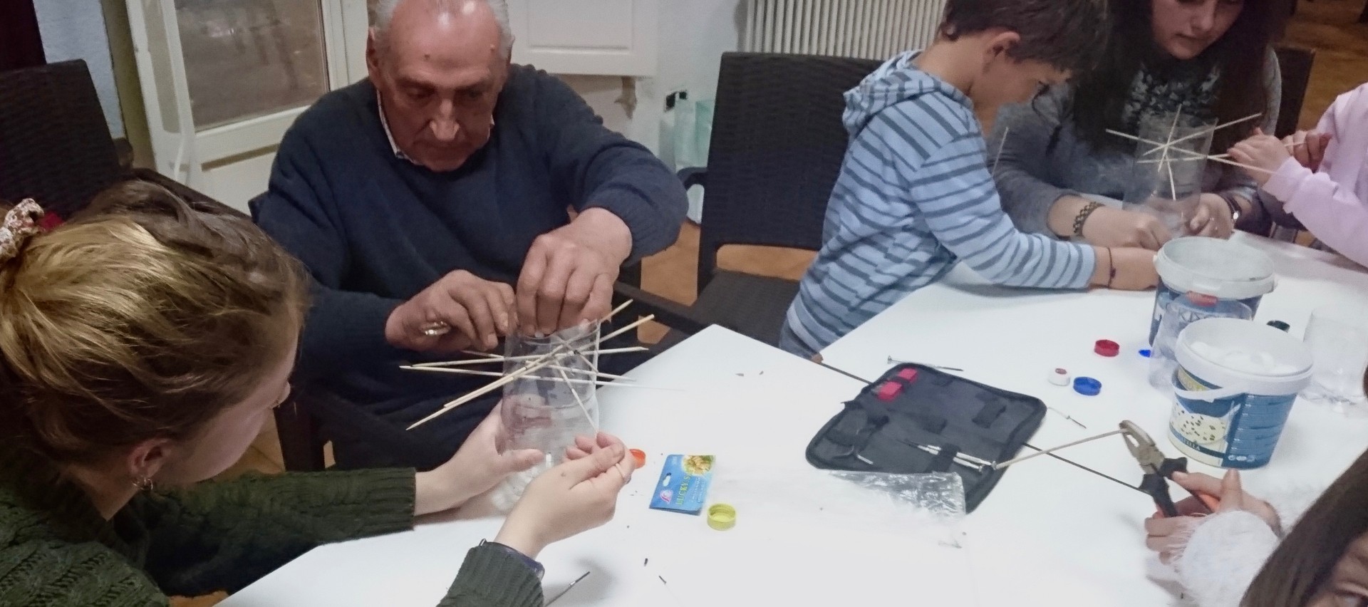 Nagusiak, gazteak eta umeak denak batera jolasten Elorrixon!