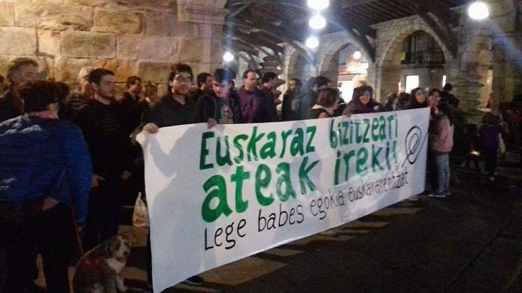 'Euskaraz bizitzeari ateak ireki' lemapean elkarretaratzea egin dute Durangon