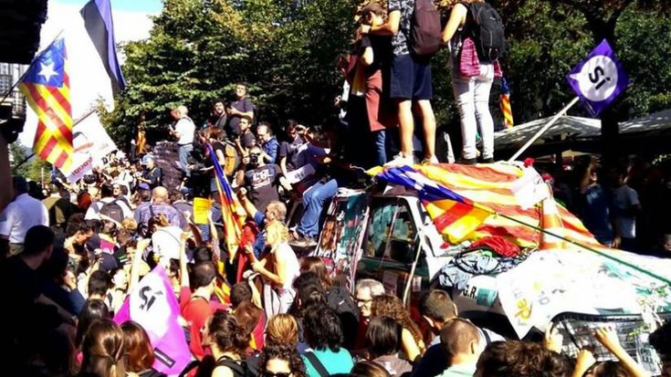 Kataluniako prozesuari babesa erakusteko, elkarretaratzeetara deitu dute