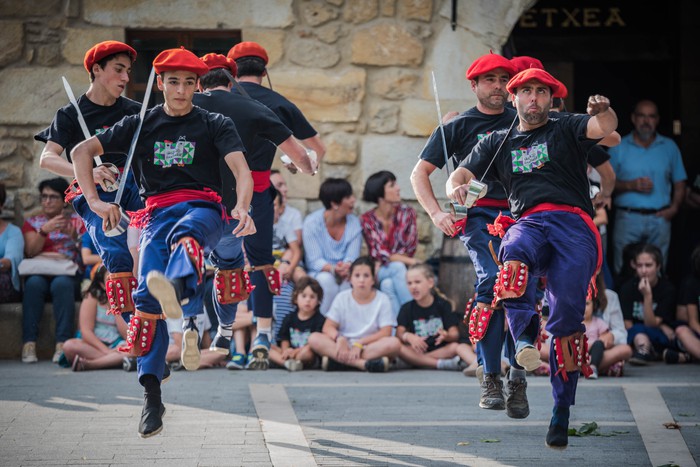 Donien Atxa jasota abiatu dituzte jaiak Garain - 16