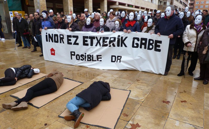 "Herritar guztiek etxea edukitzea posible da"