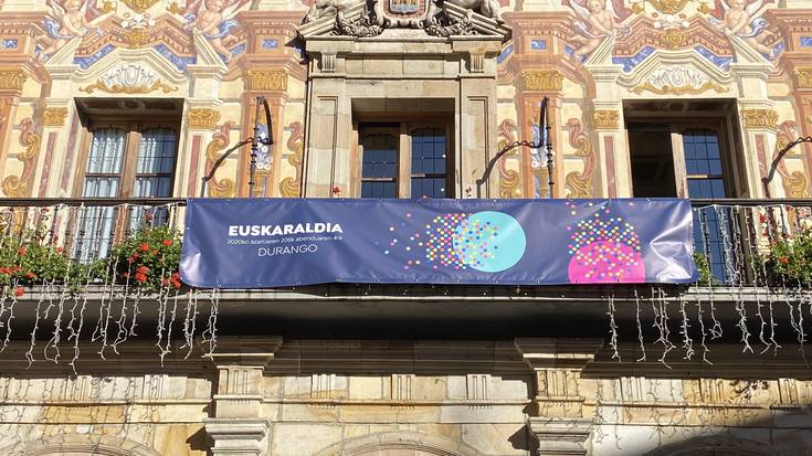 43 Arigune osatu dira Durangoko Udalaren bueltan, "hizkuntza-ohiturak aldatzeko konpromisoa" hartuta